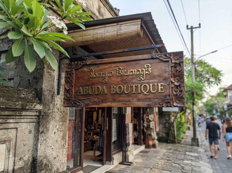 Papan nama toko eksklusif berupa signage dengan sentuhan budaya bali dengan ukiran patra kayu dan huruf timbul kuningan.