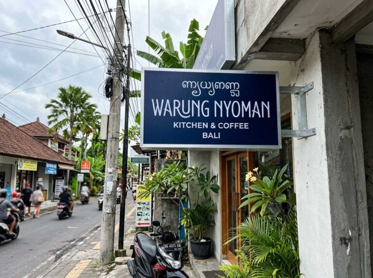 Neon box kokoh hasil pekerjaan jasa pembuatan reklame bali terpasang rapi di area komersial Denpasar.