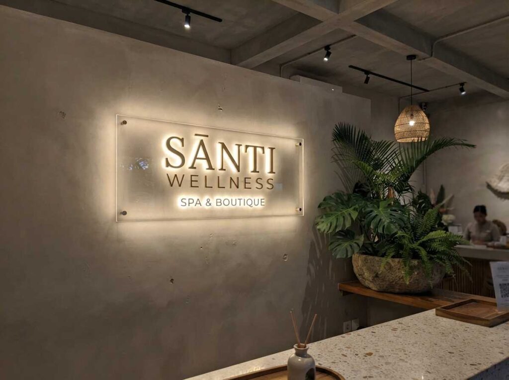 Hasil pemasangan papan nama akrilik dengan lampu tersembunyi yang elegan untuk kebutuhan reklame indoor bali.