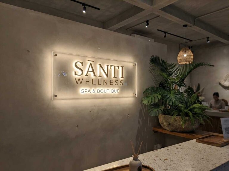 Hasil pemasangan papan nama akrilik dengan lampu tersembunyi yang elegan untuk kebutuhan reklame indoor bali.