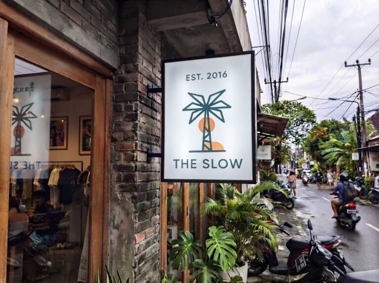 Hasil pemasangan produk berkualitas dari jasa pembuatan neon box bali bergaransi resmi pada dinding pertokoan
